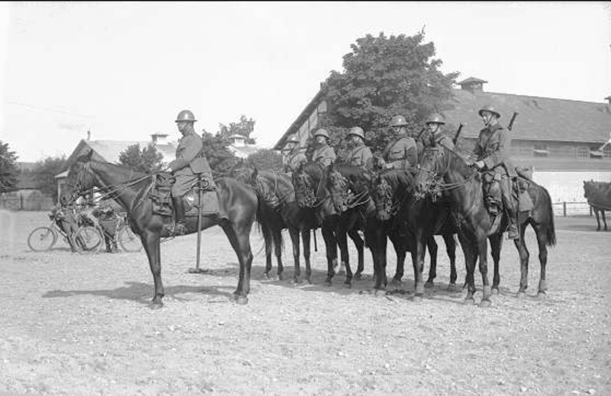 Regementet till häst uppställt på kaserngården söder om stallarna för avlämning före fälttjänstgöring under sommarmarschen 1932.