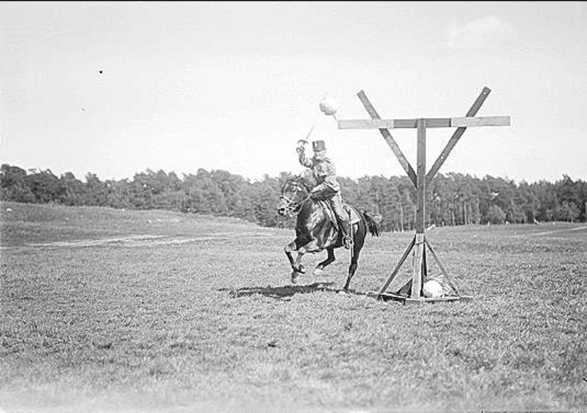 Sabelfäktning till häst. De olika momenten finns beskrivna i "Instruktion i fäktning för svenska kavalleriet av år 1852".