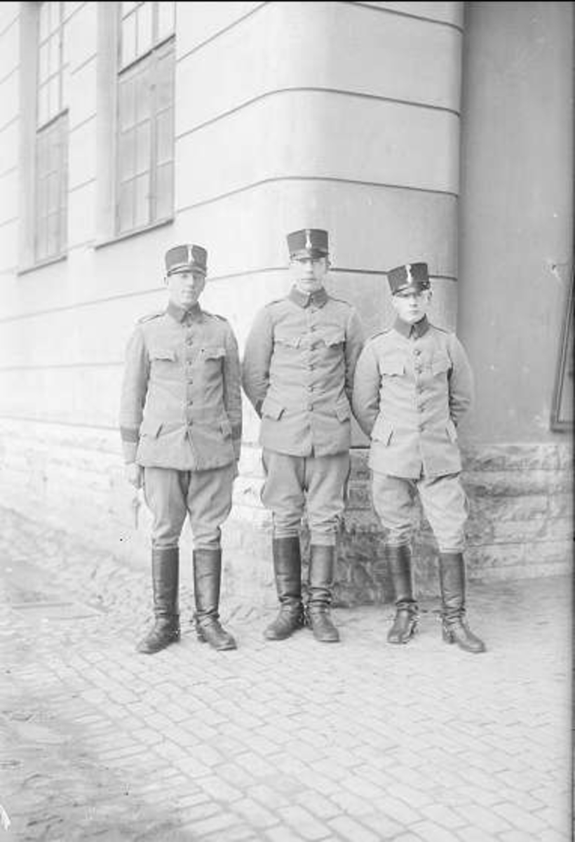 Livhusarer i uniform m/1910, mössa m/1895 och benläder i valvet vid K 3