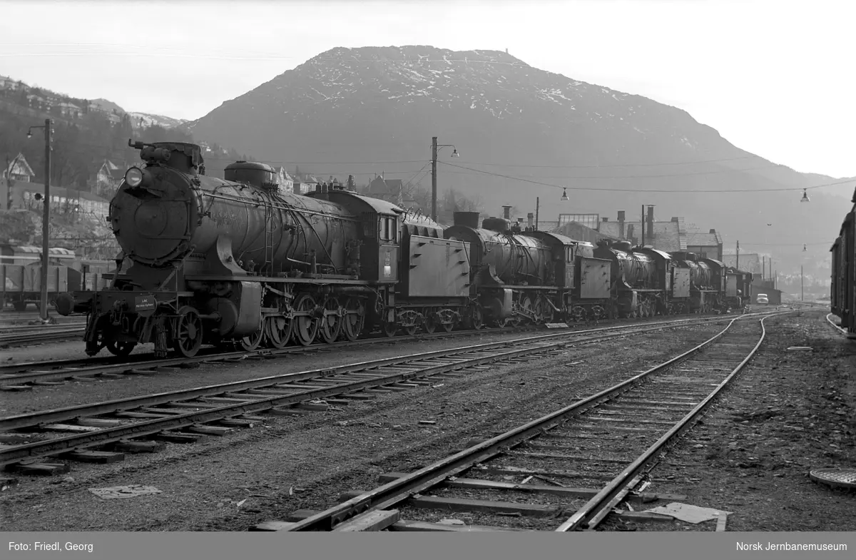 Damplokomotiv type 39a nr. 166, 170, 168 og 309 på Bergen stasjon like før opphugging