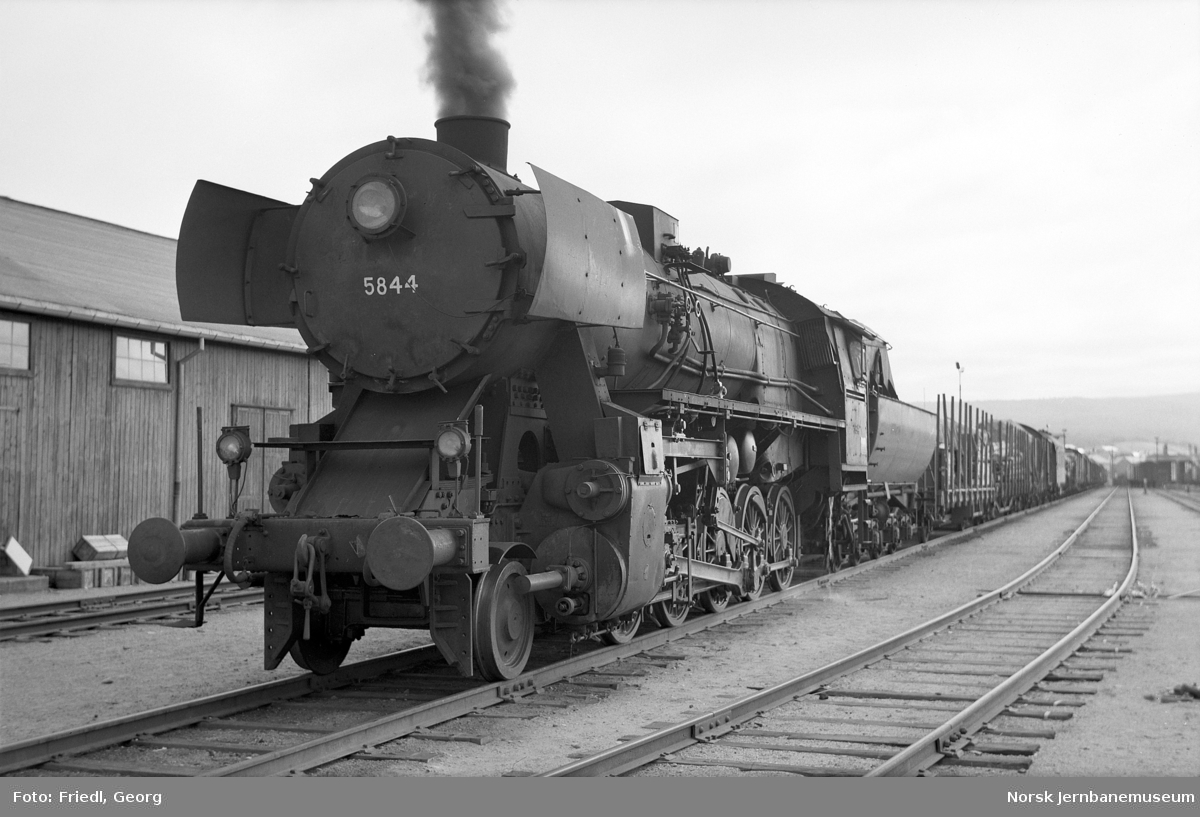 Damplokomotiv type 63a nr. 5844 med nordgående godstog på Røros stasjon