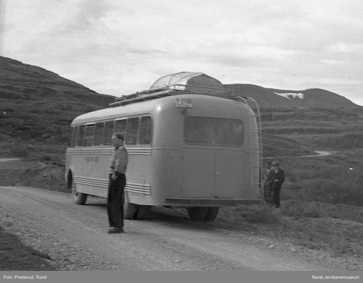 Nord-Norge-bussen - en buss fra Polarbil Y-2100 - på ukjent sted
