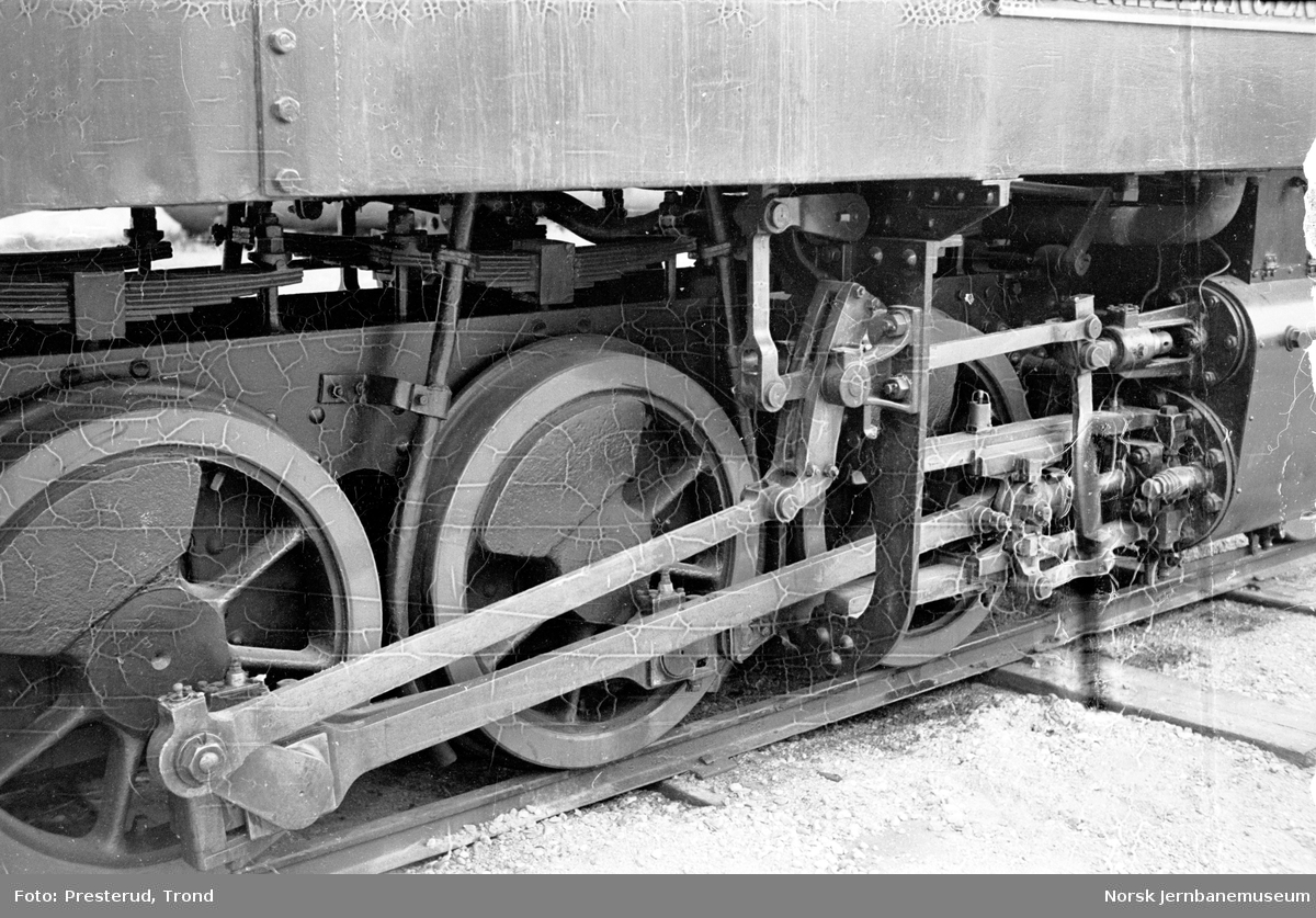 Damplokomotiv type XXIXa nr. 5 "Bjørkelangen" utstilt på høyskolen i Trondheim, drivhjulene