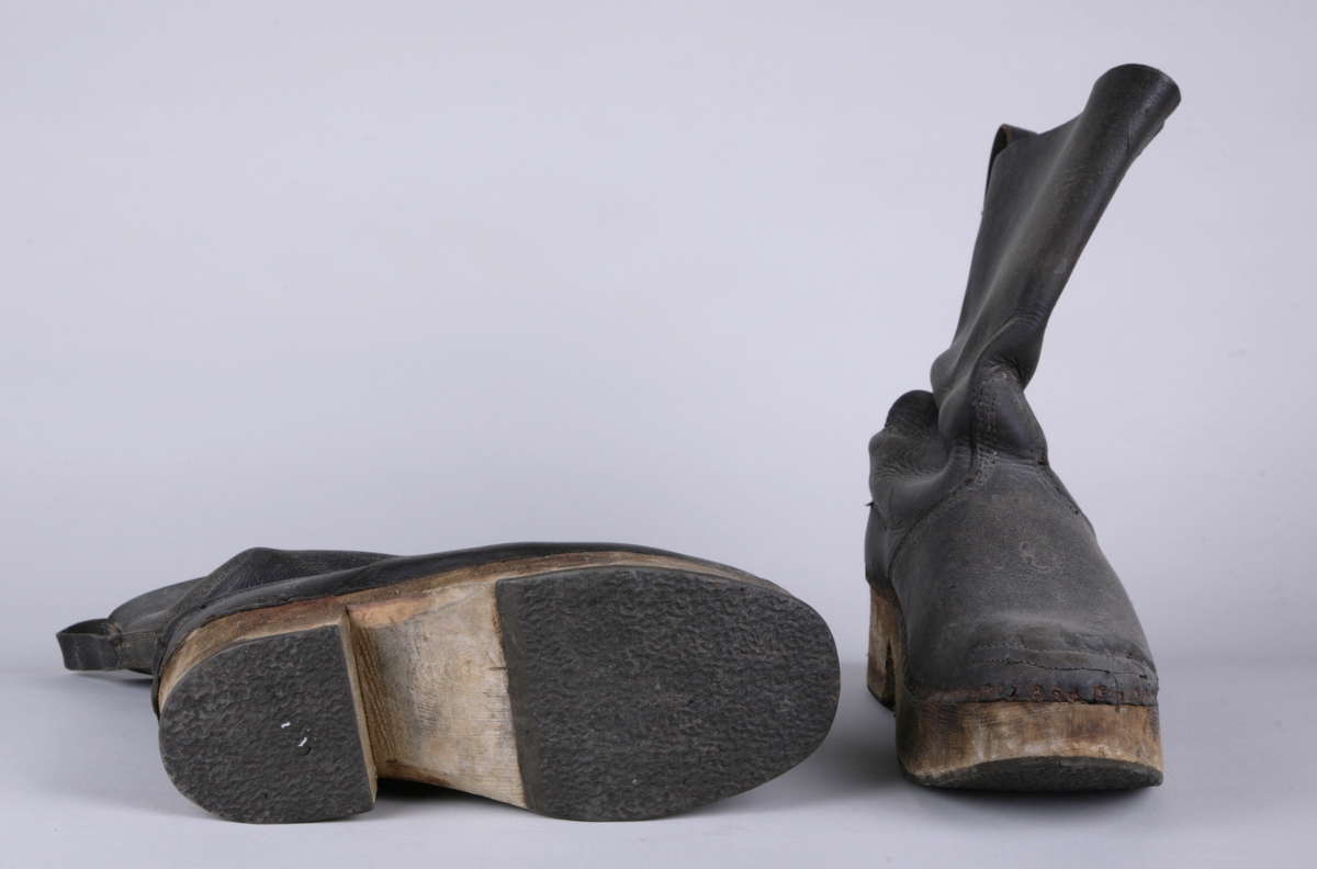 Støvler av lær for bruk på sjøen, med høyt skaft og kraftige tresåler (derav navnet trebunninger). Tynn og ruglete gummisåle festet på undersiden av tresålen.