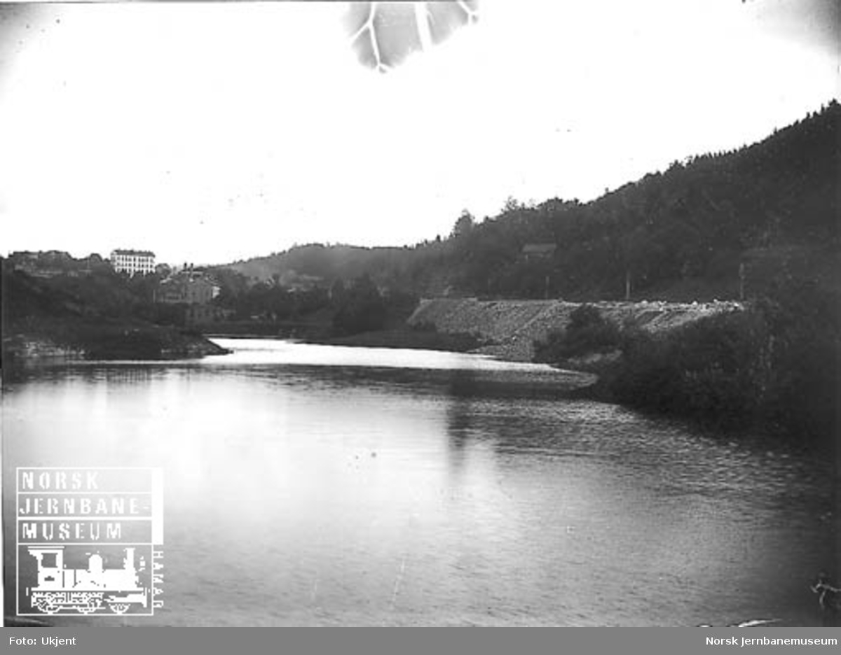 Dammen ved Nygård (Kattekulpen) med jernbanen i bakgrunnen