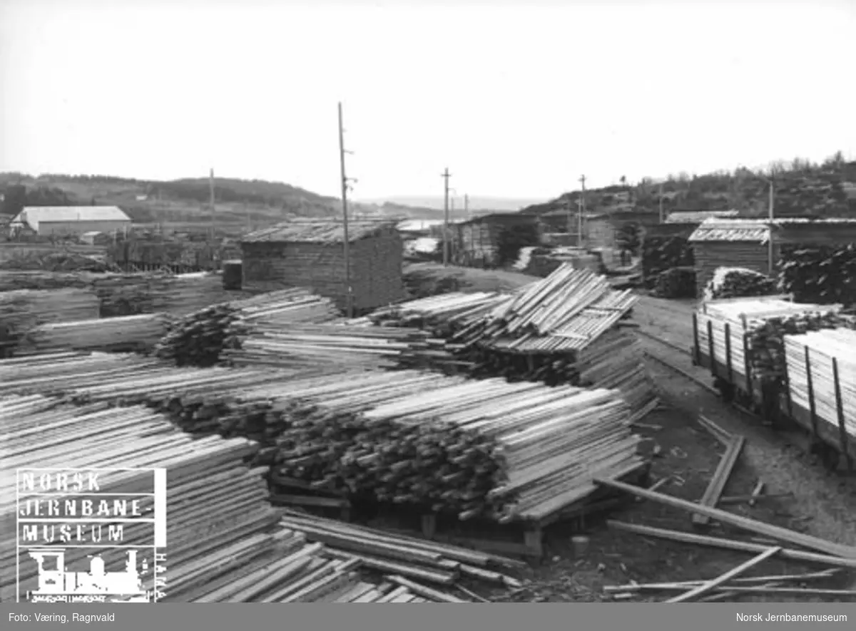 Trelastlager og opplastede stakevogner på et sidespor på Levanger stasjon