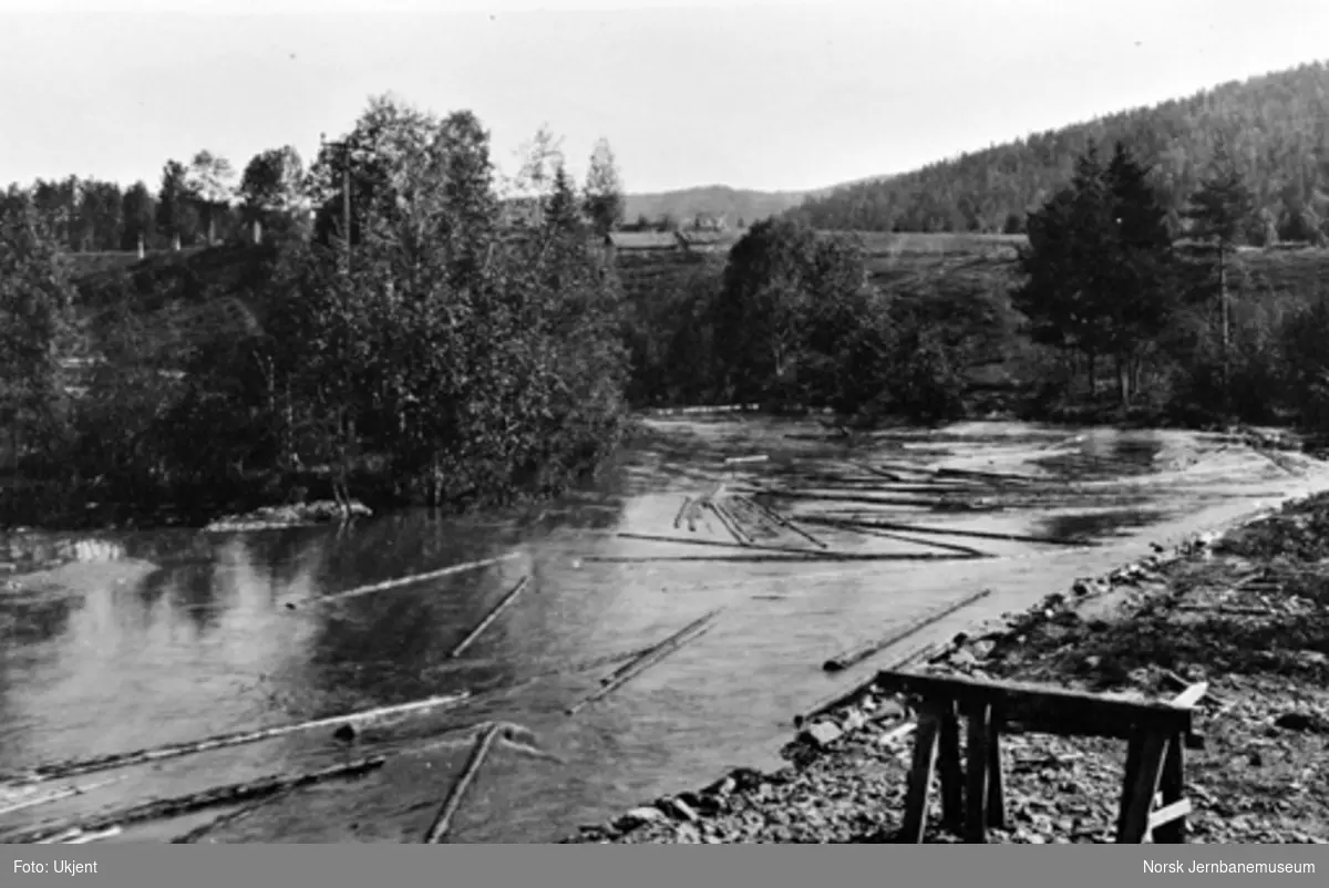Brøtningen i Somma elv, høyre side av linjen