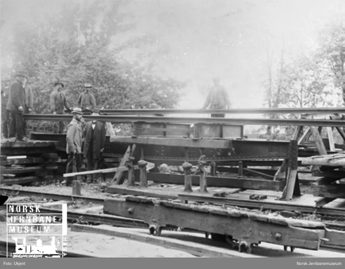 Arbeid med bruspenn eller svingskivebro, deler av gammel K-vogn i forgrunnen