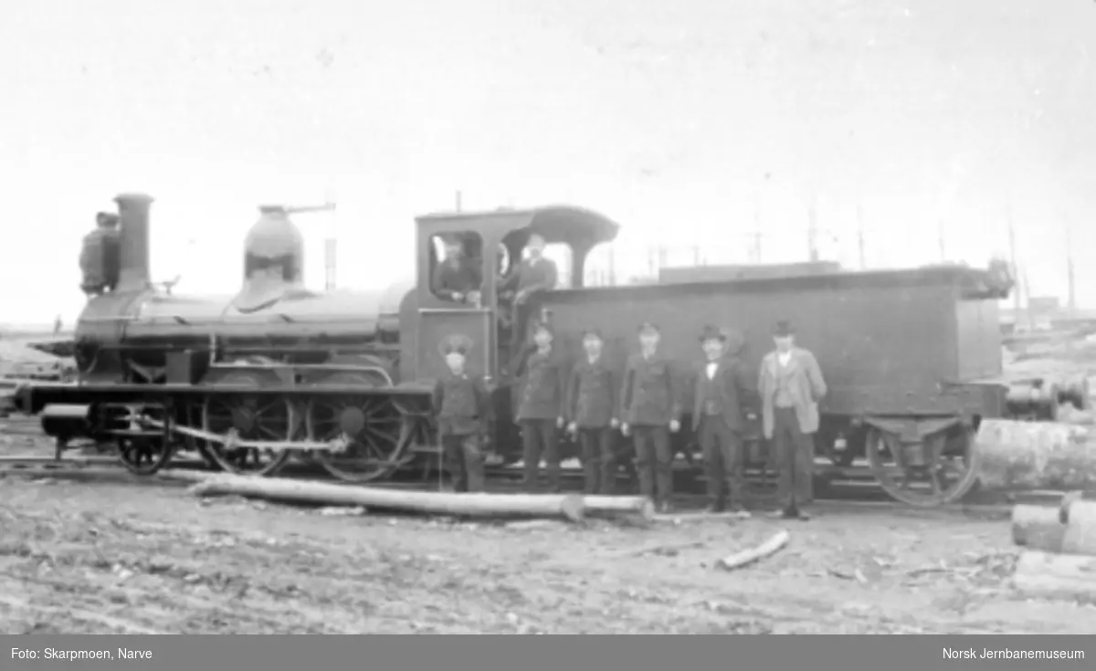 Hovedbanens damplokomotiv litra A nr. 3 med seks menn foran maskinen og to i førerhytta