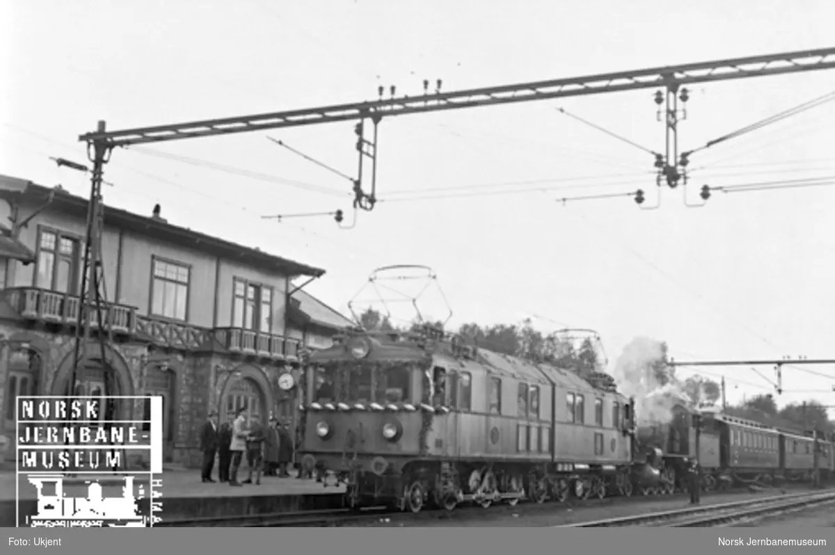 Prøvetog for elektrisk drift på Narvik stasjon, trukket av svensk elektrisk lokomotiv med ett damplokomotiv som reserve bakenfor