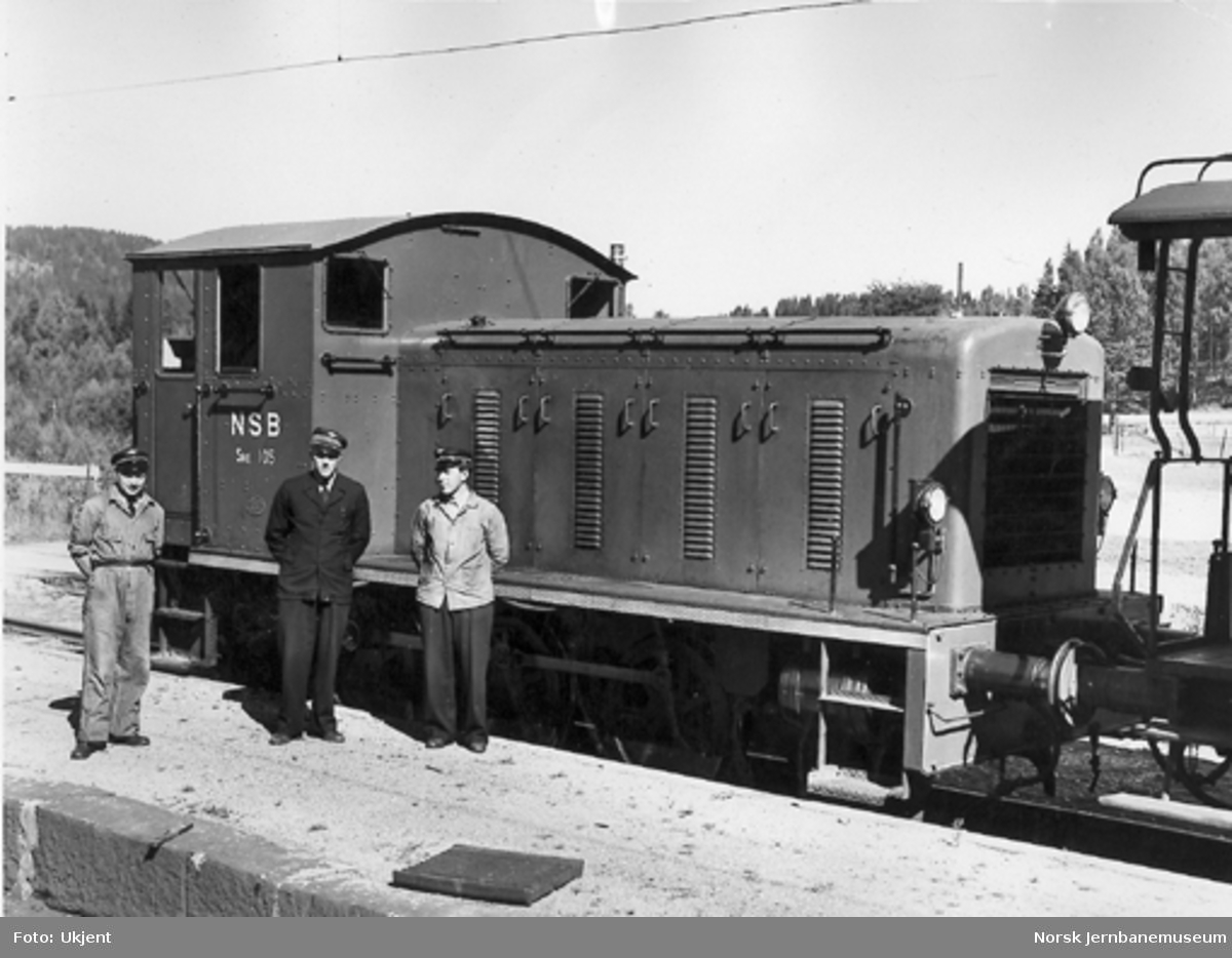 Skiftetraktor type 215 nr. 105 med tre jernbanefolk foran