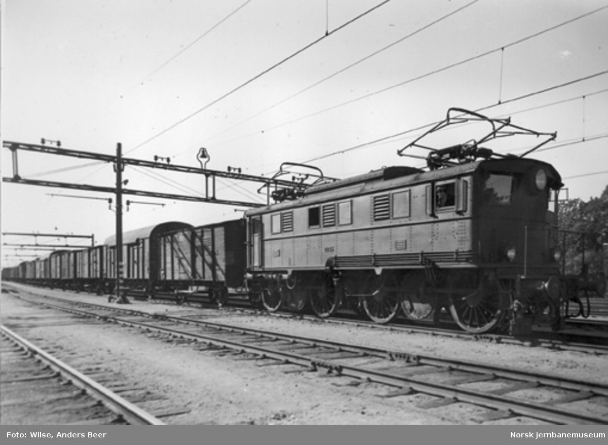 Elektrisk lokomotiv El 5 nr. 2035 med godstog
