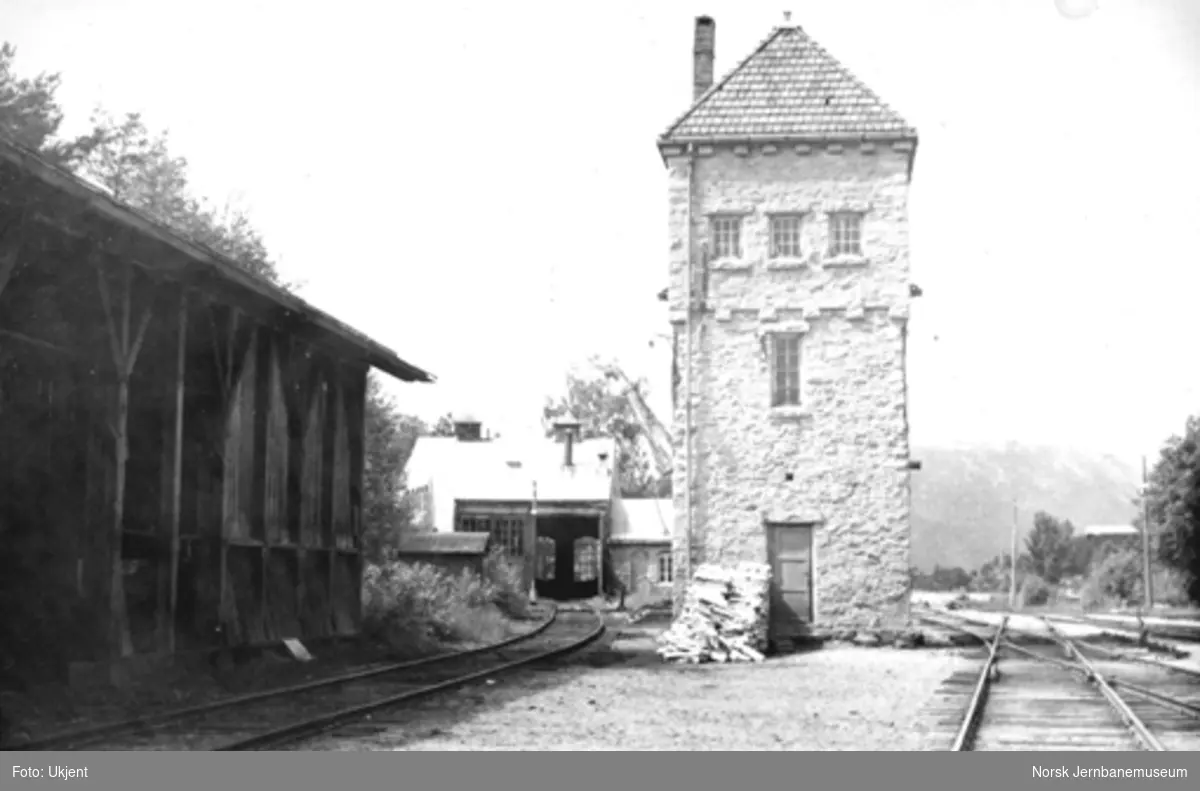 Treungen stasjon med vanntårn, lokomotivstall og kullskur
