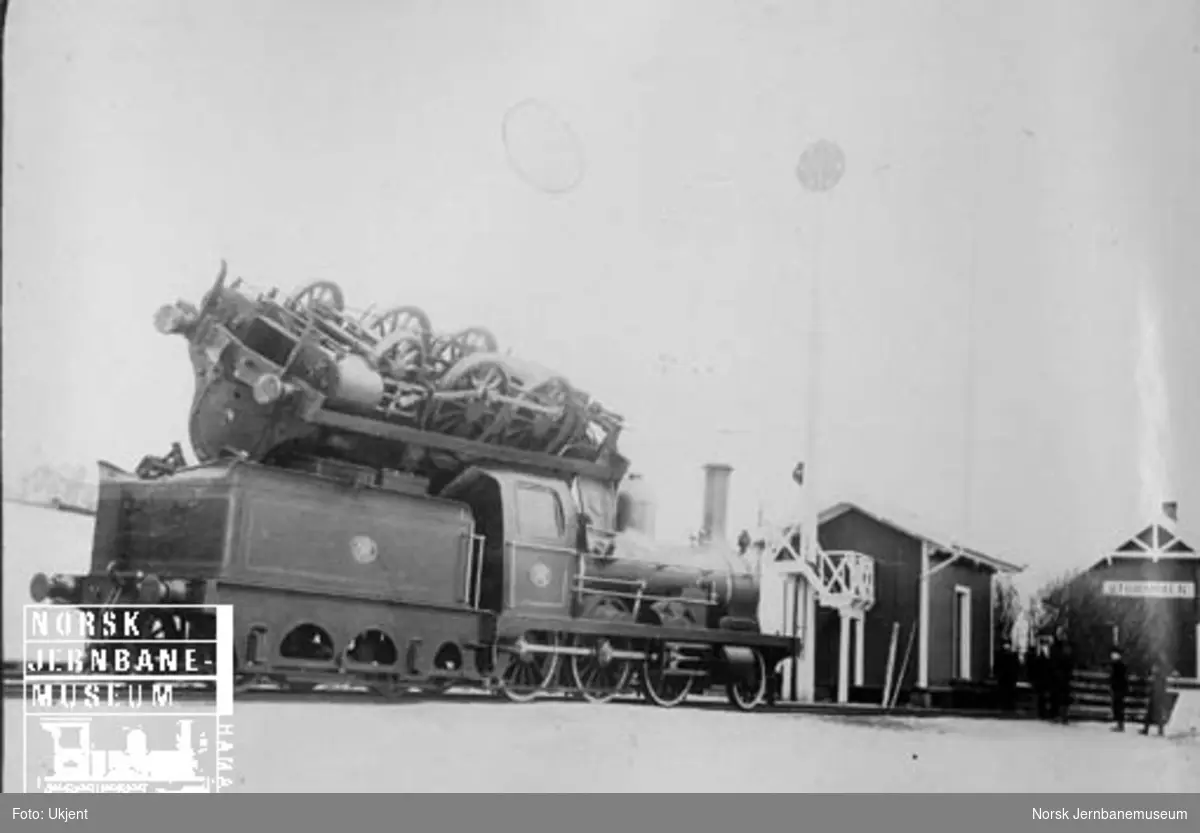 Hovedbanens damplokomotiv nr. 11 på lokomotiv nr. 36 etter kjeleksplosjon på Strømmen stasjon