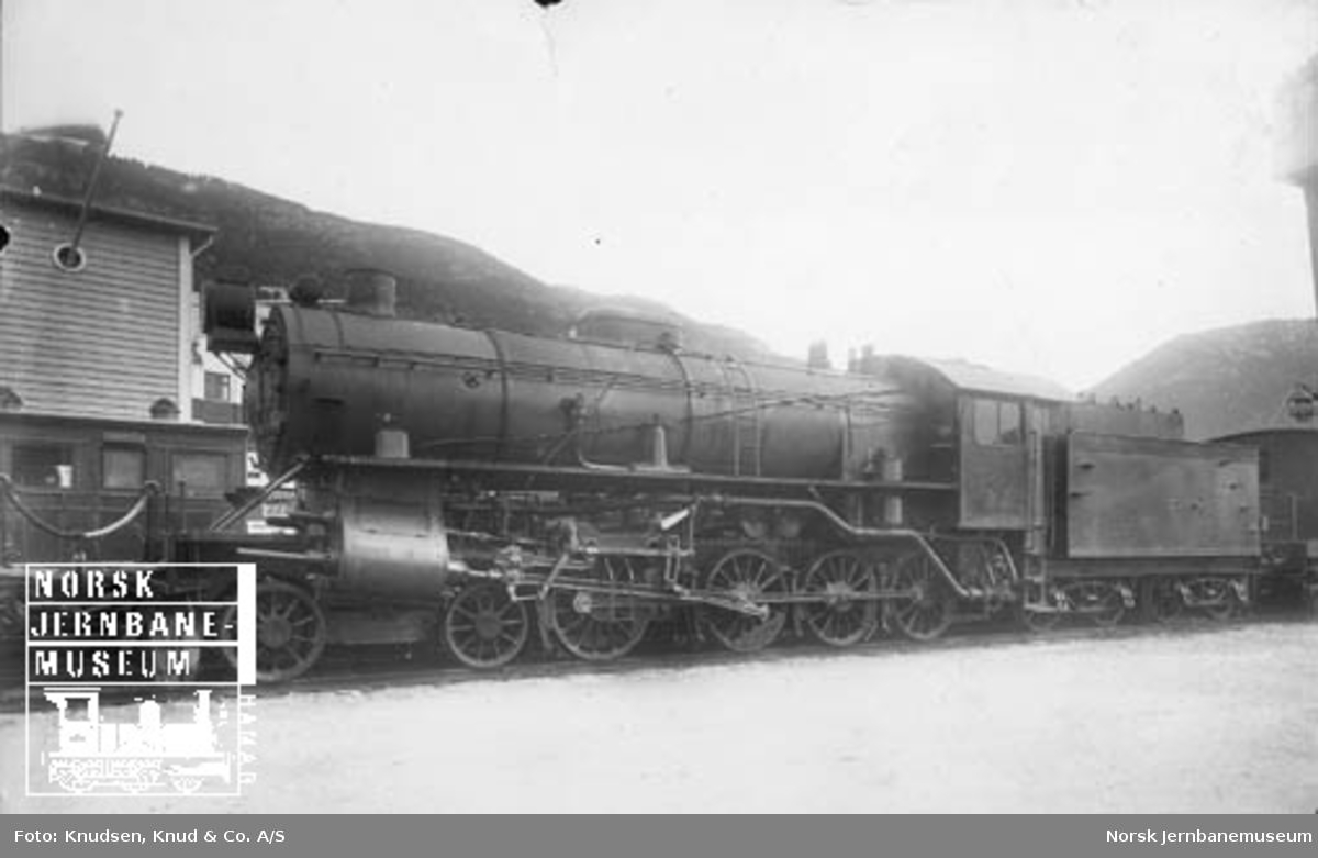 Jernbanemateriell på Bergensutstillingen i 1928 : NSB damplok type 31a nr. 320