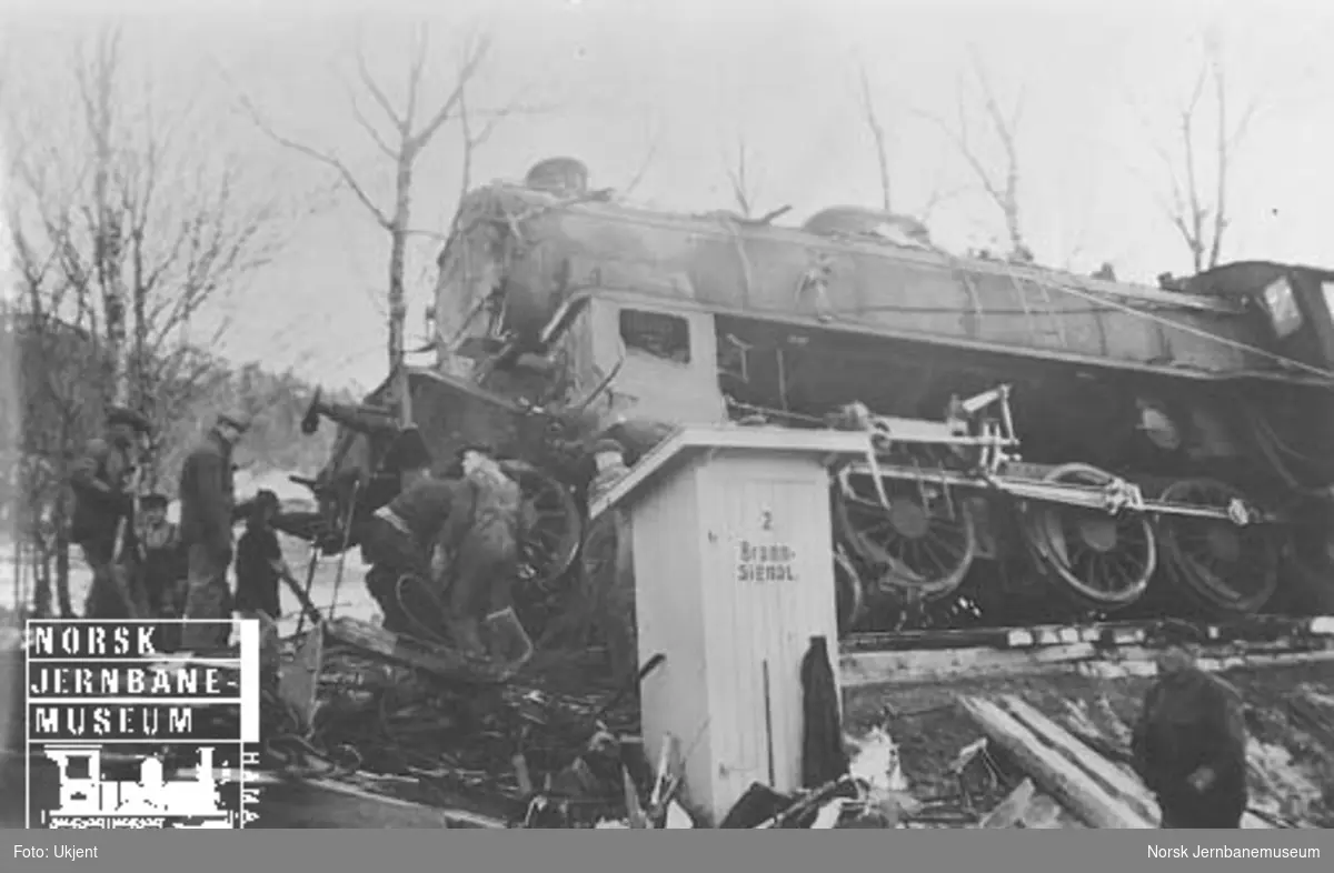 Jernbaneulykken ved Hommelvik : damplokomotiv nr. 419 etter kollisjonen