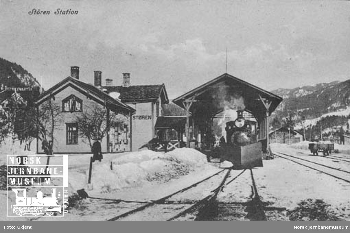 Støren stasjon med sørgående tog mot Rørosbanen