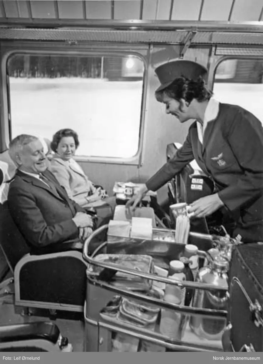 Servering av kaffe fra trillevogn i toget