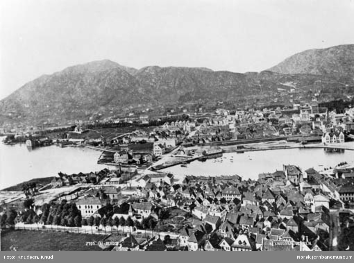 Oversiktsbilde over Bergen med stasjonen