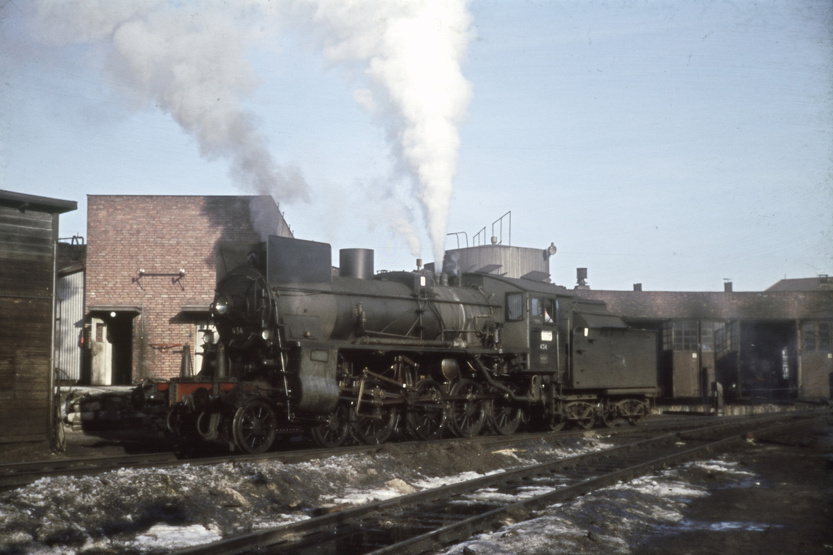 Damplokomotiv type 26c nr. 434 ved lokomotivstallen på Hamar