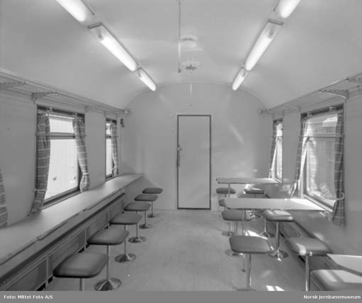 Interiørbilder fra ombygd kafeteriavogn for Vestfoldbanen, litra Eo nr. 644