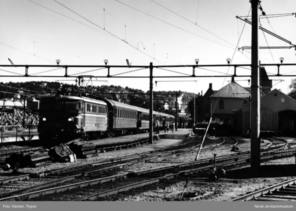 "Oslopilen" Göteborg-Oslo på Halden stasjon, hvor toget forsterkes med tre trevogner