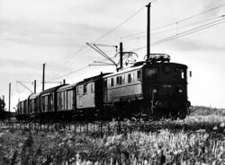 Godstog ved Skjeberg, trukket av elektriske lokomotiv El 5 n