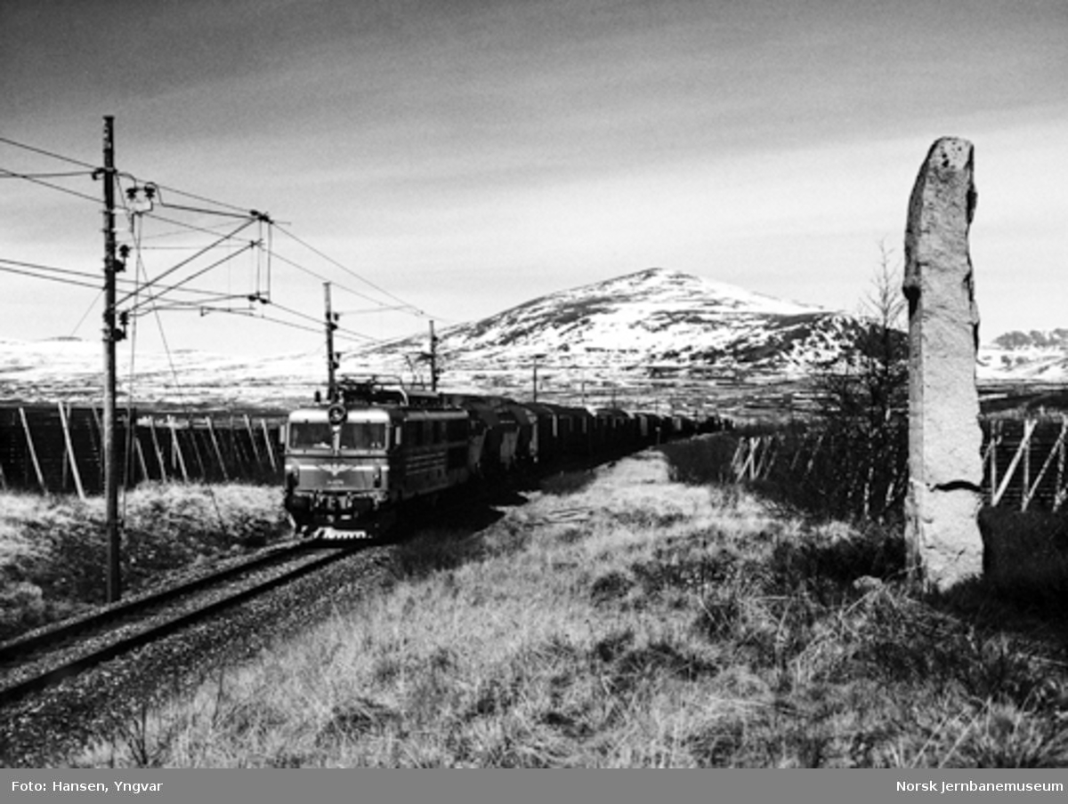 Sørgående godstog ved Dovrebanens høyeste punkt, trukket av elektrisk lokomotiv El 14
