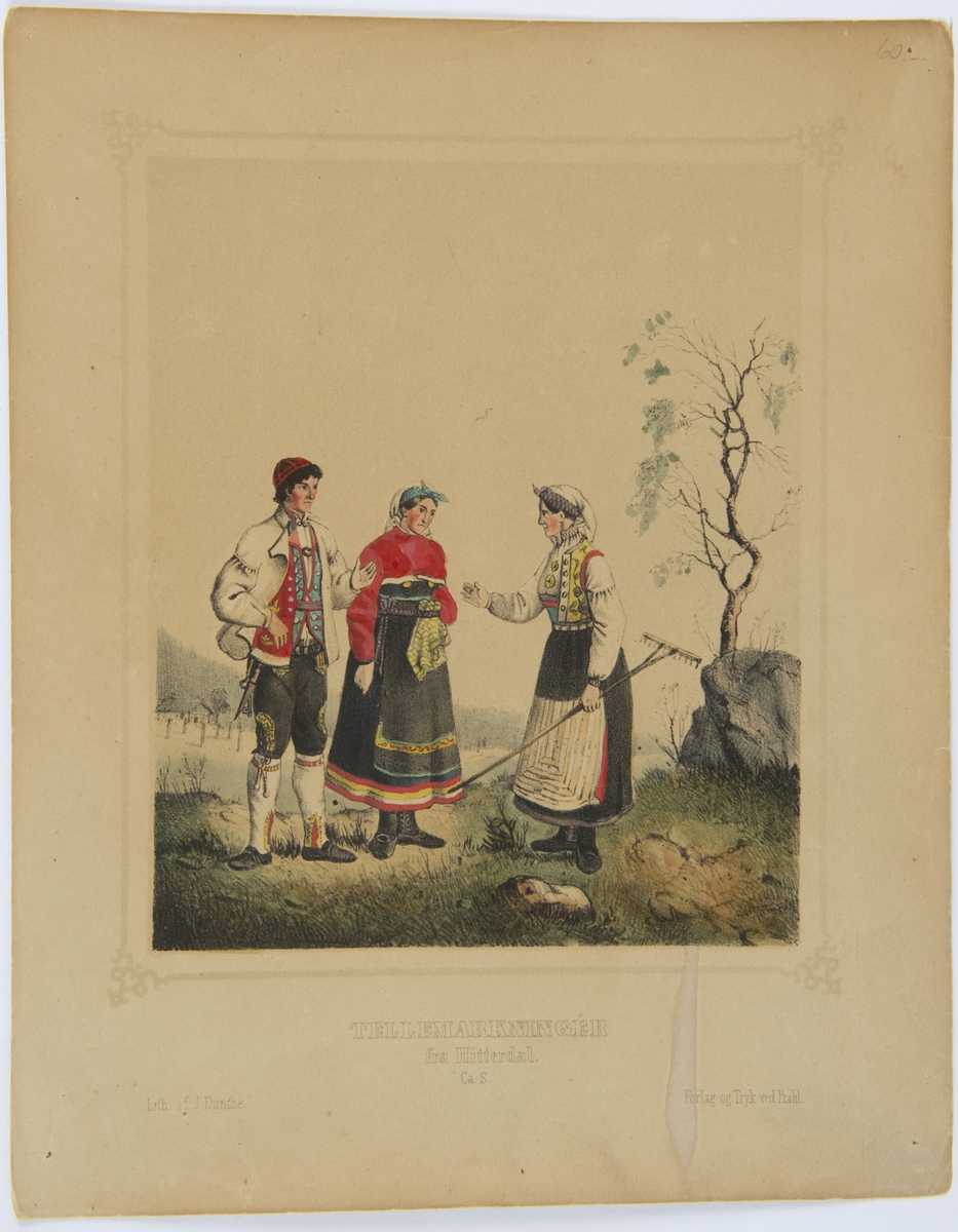 Landskap med ung mann og to koner i nasjonaldrakter fra Heddal, Telemark; èn med rive i hånden.