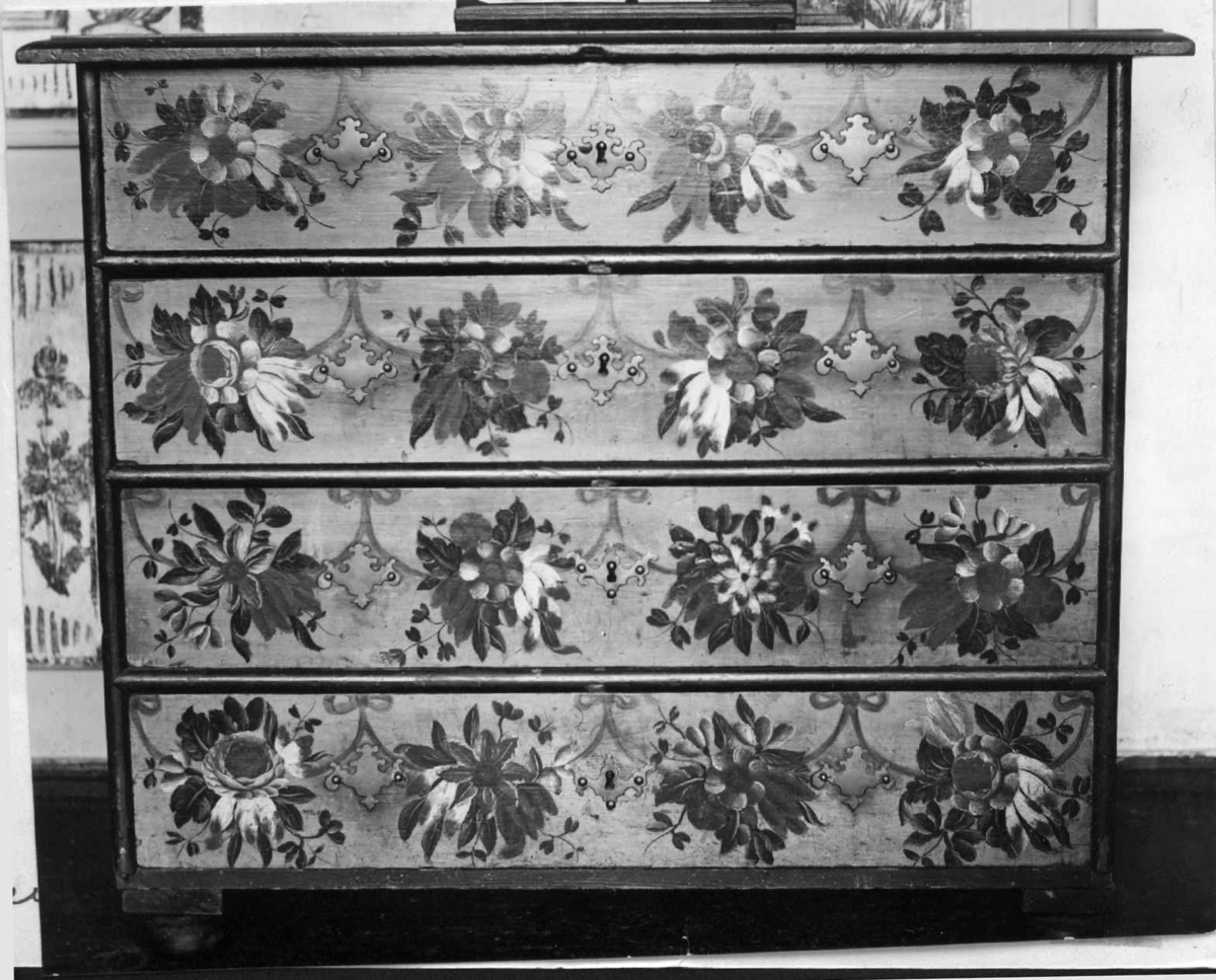 Malt av Peder Aadnes (1739-1792) fra Søndre Land, bygdemaler med noe profesjonell utdanning. Hans stil var rokokko, og som en av 1700-tallets ledende norske malere påvirket han mange bygdemalere på Østlandet.