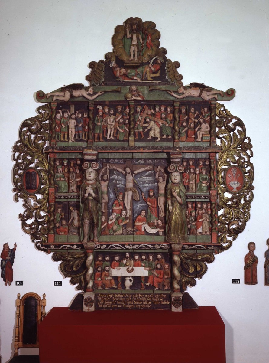 Nederste felt: Nattverden. Midtre felt: Korsfestelsen. Kristus som Salvator Munid (Verdens Frelser). Øverst: Oppstandelsen. Kristus med rød seiersfane. Scener fra pasjonshistorien i de små feltene. 