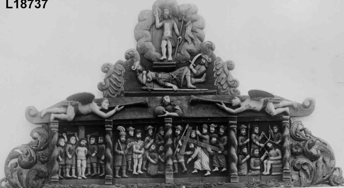 Nederste felt: Nattverden. Midtre felt: Korsfestelsen. Kristus som Salvator Munid (Verdens Frelser). Øverst: Oppstandelsen. Kristus med rød seiersfane. Scener fra pasjonshistorien i de små feltene. 