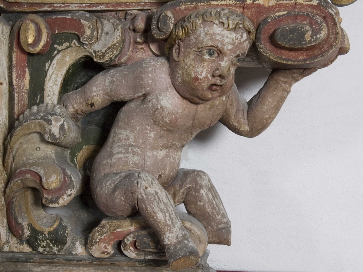 Nedenfra ser vi nattverden, den korsfestede Kristus flankert av Moses og Johannes, begravelsen, oppstandelsen og øverst Kristus som Salvator Mundi, Verdens Frelser. De fire figurene som holder hver sin bok, forestiller sannsynligvis de fire evangelistene. 