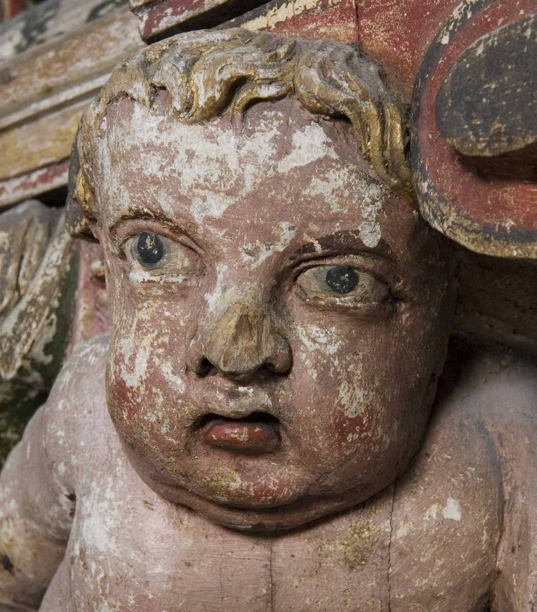 Nedenfra ser vi nattverden, den korsfestede Kristus flankert av Moses og Johannes, begravelsen, oppstandelsen og øverst Kristus som Salvator Mundi, Verdens Frelser. De fire figurene som holder hver sin bok, forestiller sannsynligvis de fire evangelistene. 