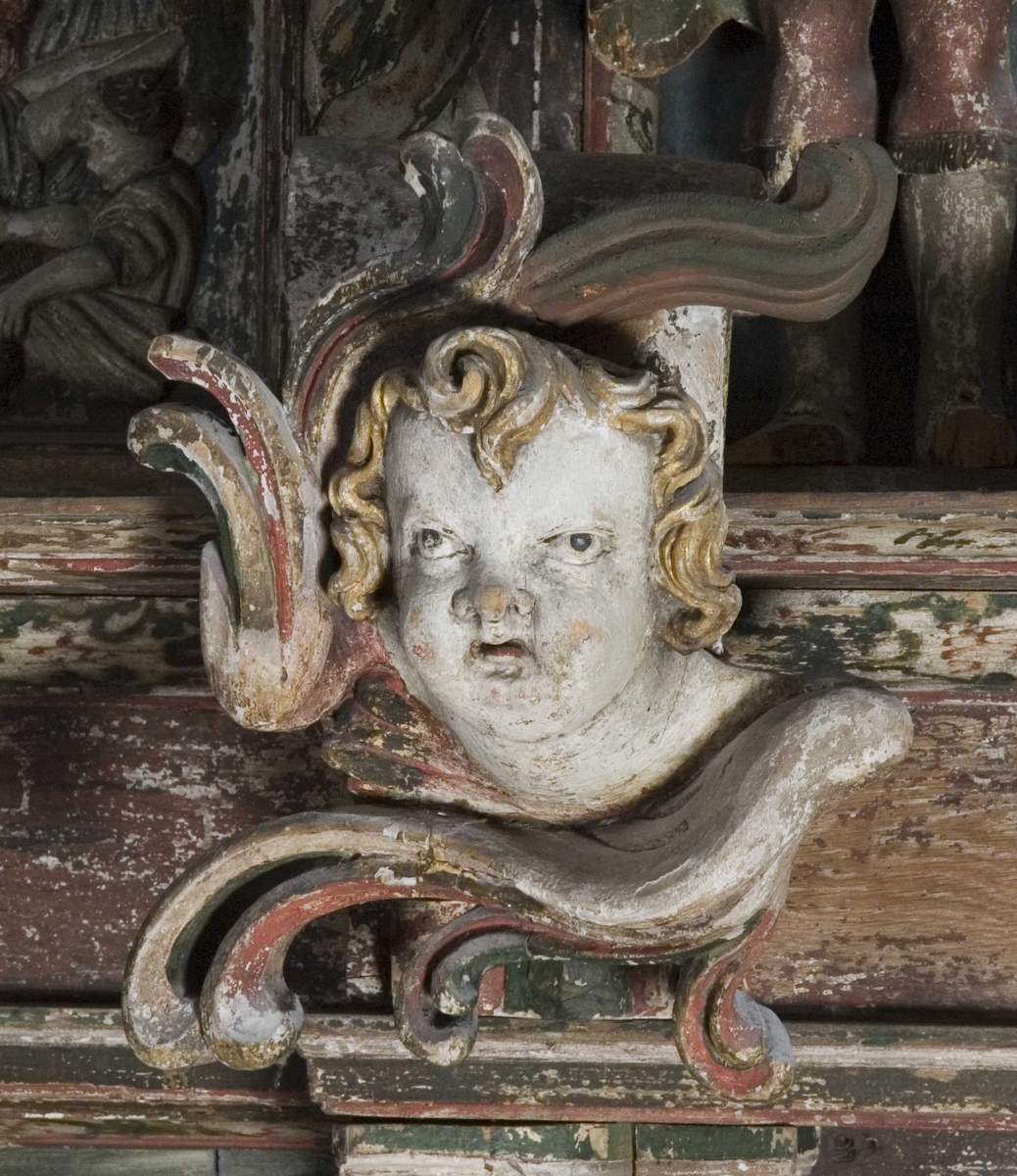 Nedenfra ser vi nattverden, den korsfestede Kristus flankert av Moses og Johannes, begravelsen, oppstandelsen og øverst Kristus som Salvator Mundi, Verdens Frelser. De fire figurene som holder hver sin bok, forestiller sannsynligvis de fire evangelistene. 