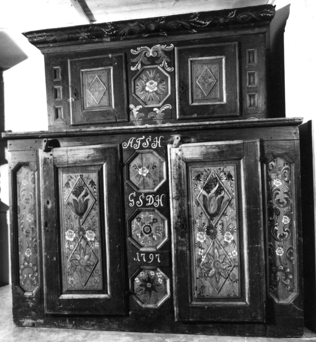 Dekormalt framskap med to dører i overdel