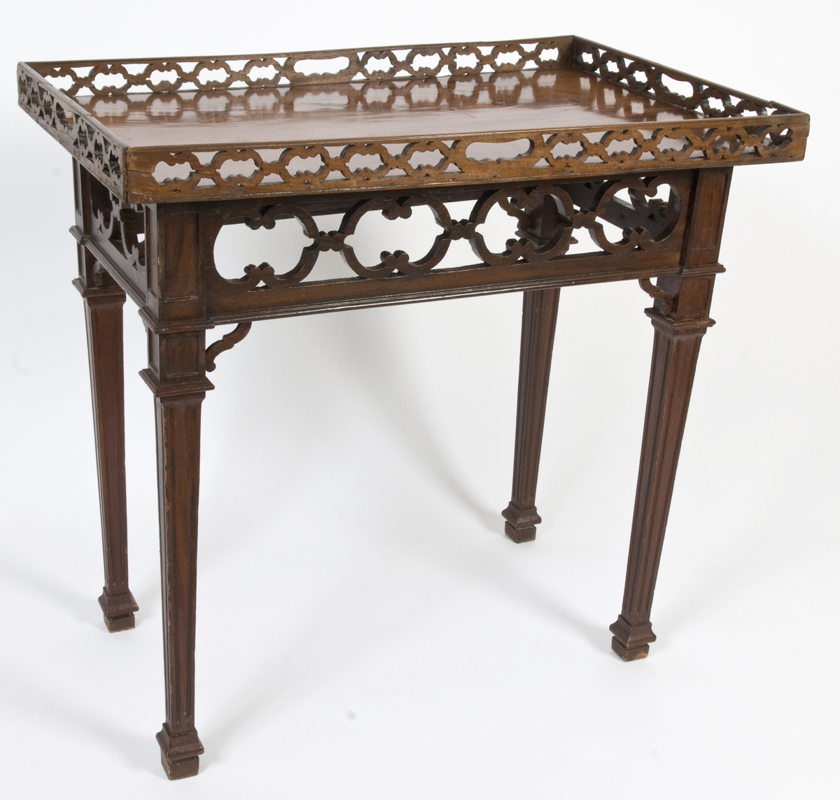Rektangulært bord med bordplate og galleri i mahogni. Sarg og bein er ådret. Galleri og sarg med dekor av gjennombrutte utskjæringer.