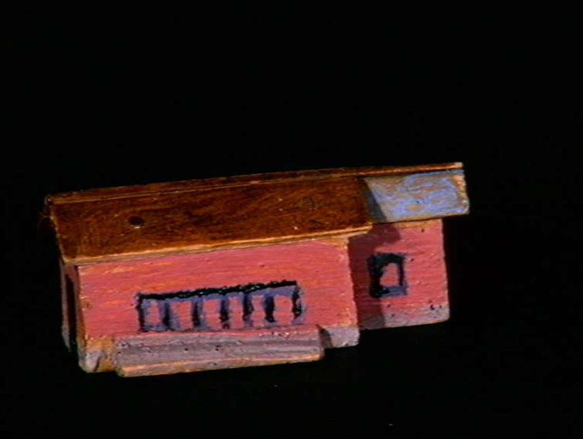 Sett med ca 200 leketøyhus laget av tre i forskjellige former og farger.