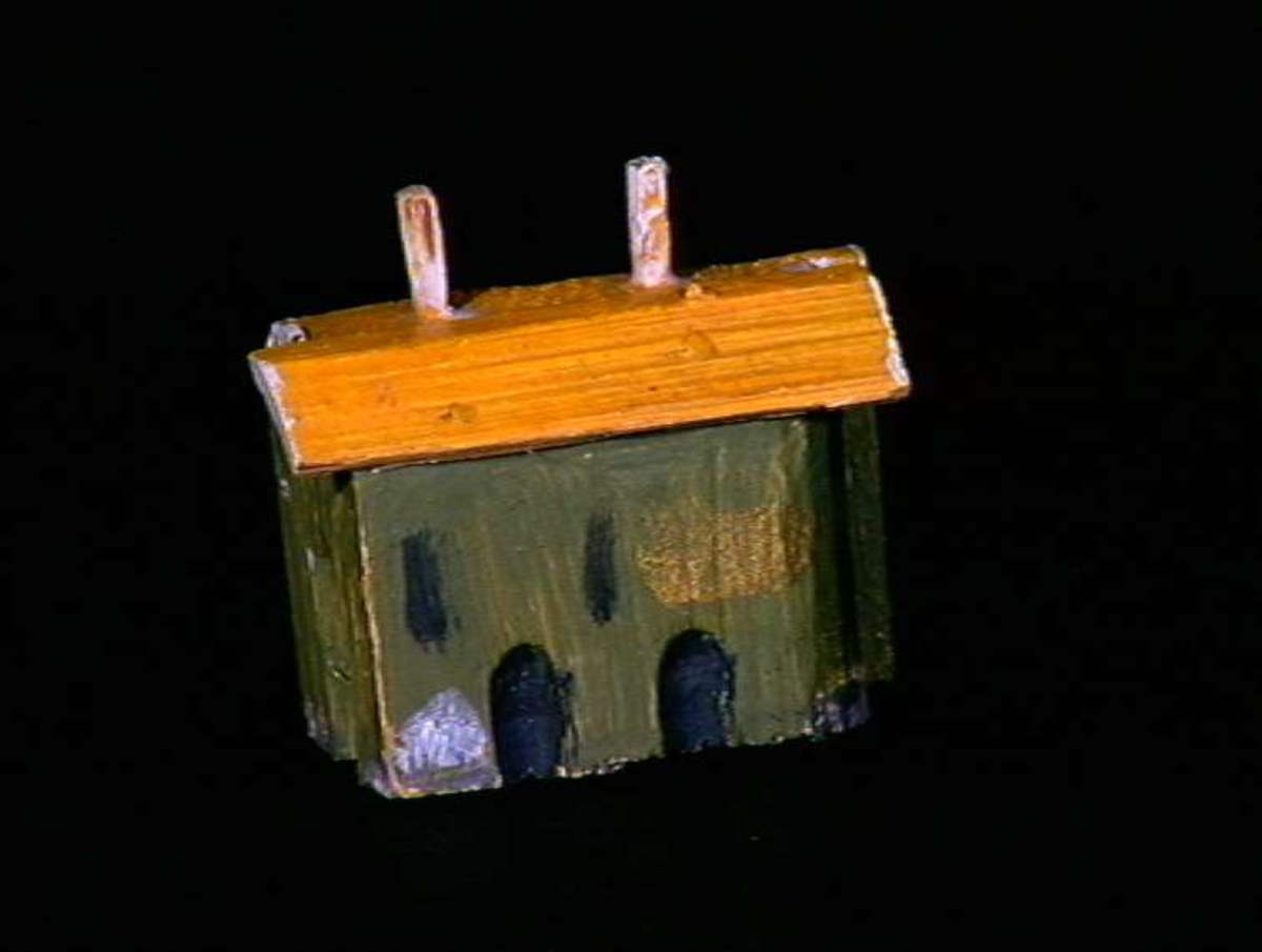 Sett med ca 200 leketøyhus laget av tre i forskjellige former og farger.