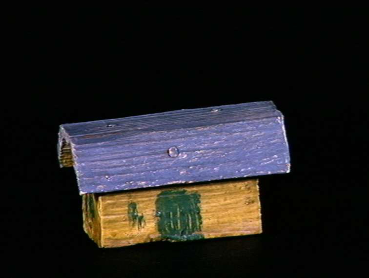 Sett med ca 200 leketøyhus laget av tre i forskjellige former og farger.