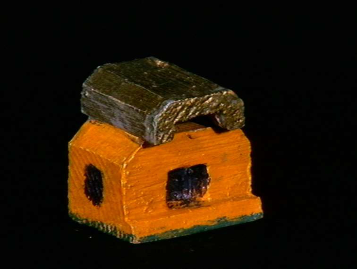 Sett med ca 200 leketøyhus laget av tre i forskjellige former og farger.