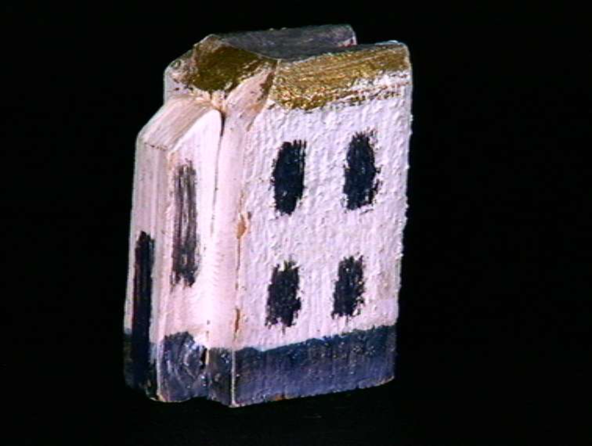 Sett med ca 200 leketøyhus laget av tre i forskjellige former og farger.