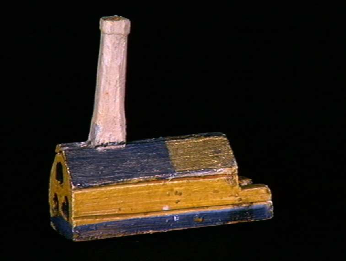 Sett med ca 200 leketøyhus laget av tre i forskjellige former og farger.