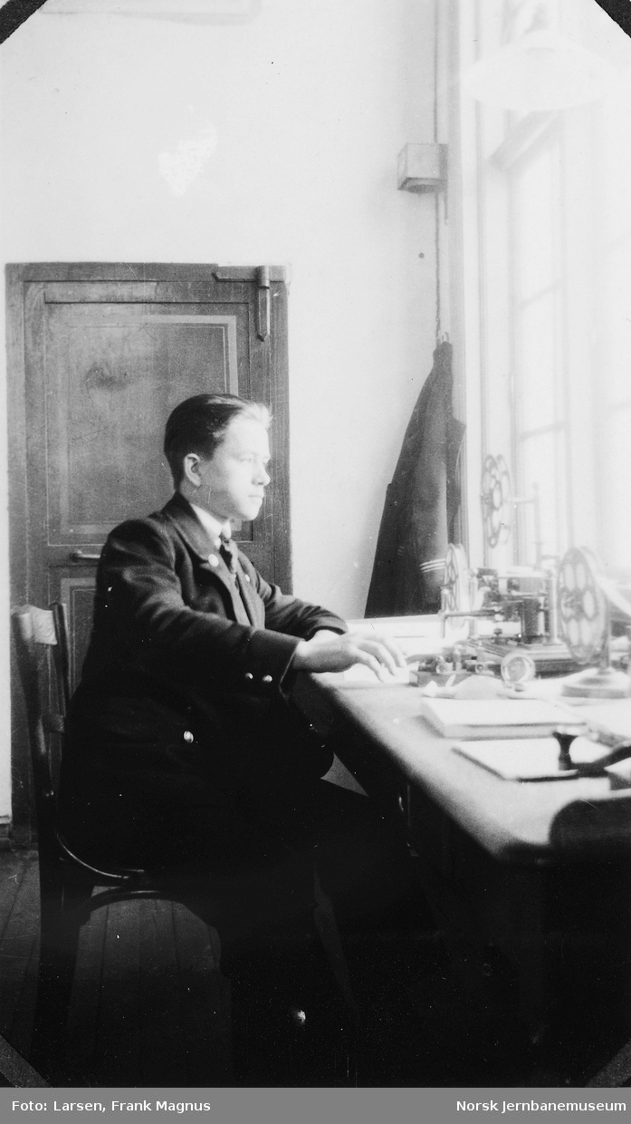 Telegrafist Frank M. Larsen på Alnabru stasjon
