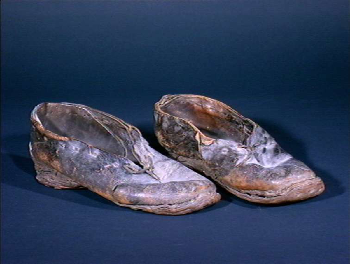 Brun sko i lær med metall forsterkt hæle.