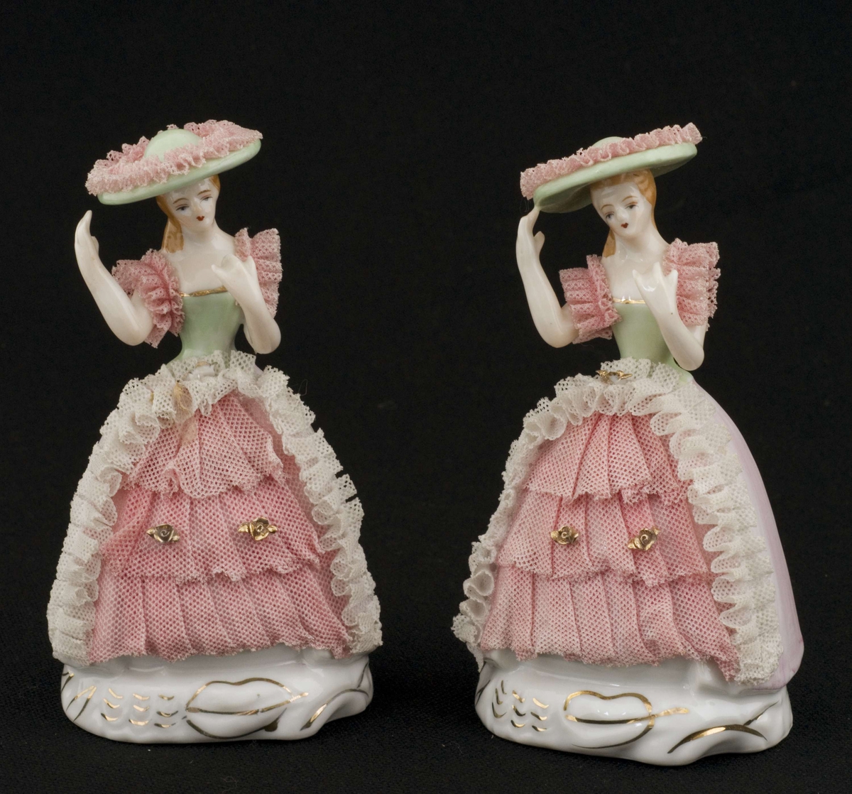 2 kvinnefigurer i porselen med kjole av tyllstoff