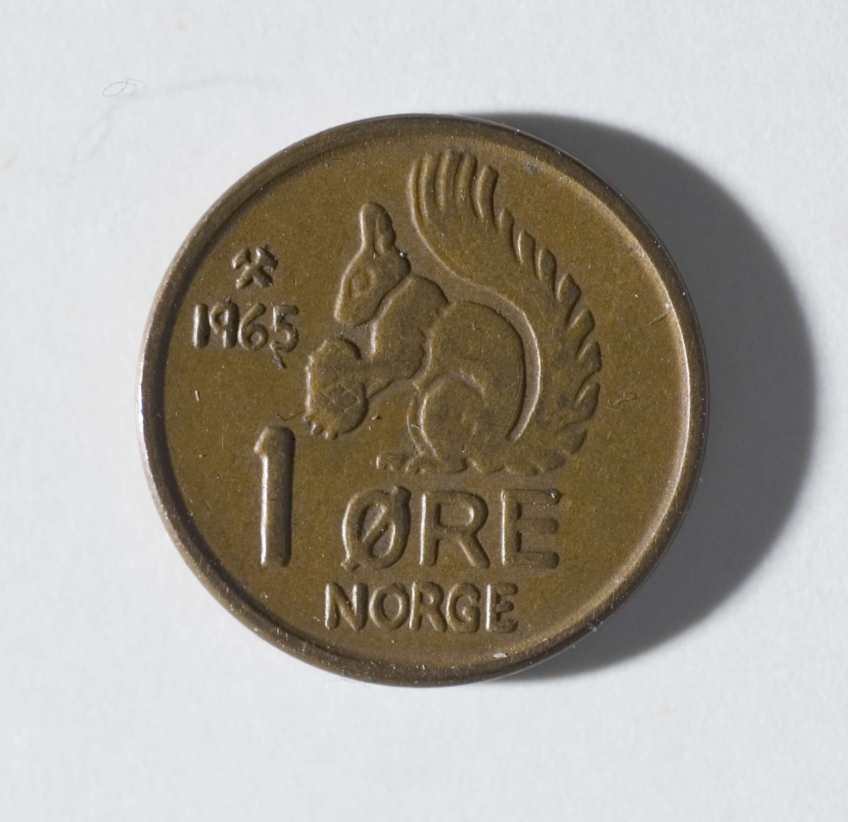 1-øre, datert 1965, med kong Olav den femtes monogram