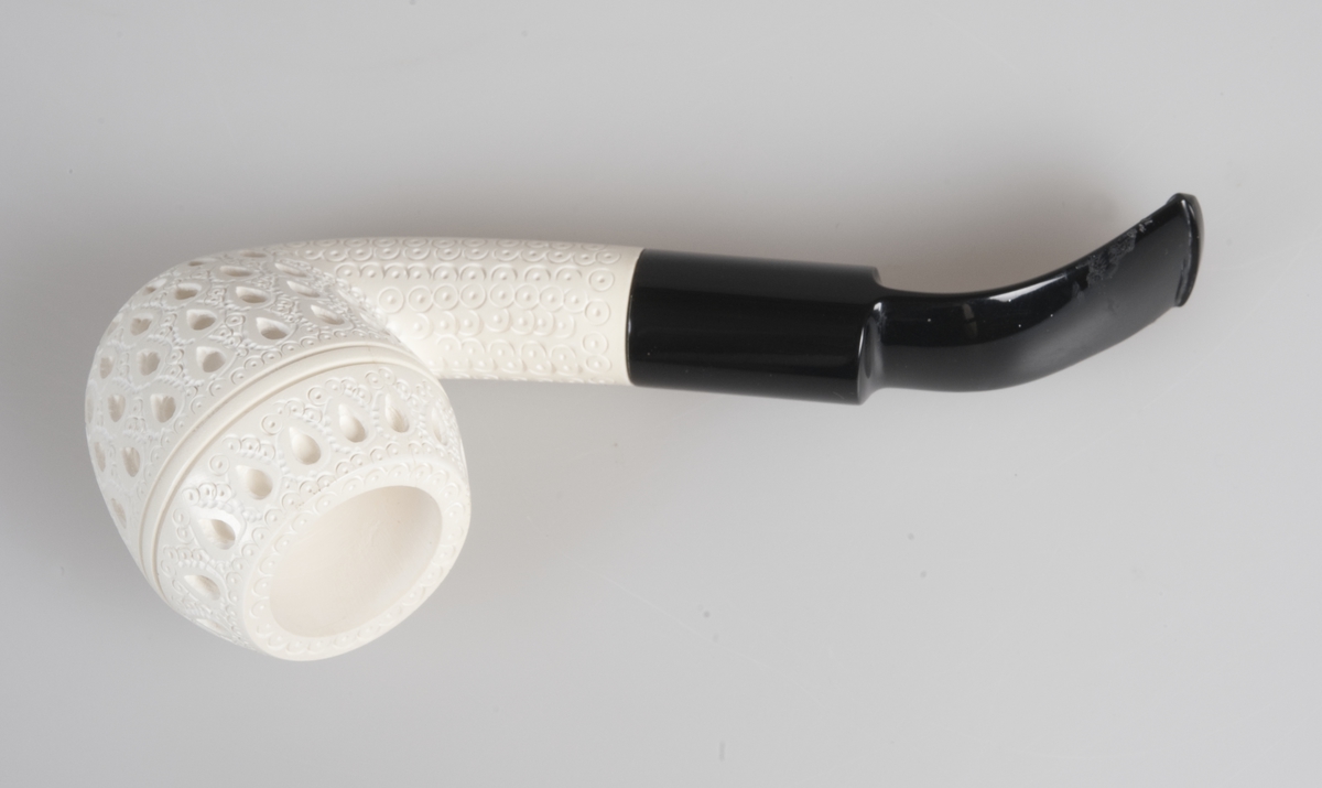 Liten pipe i hvit merskum og svart skaft.