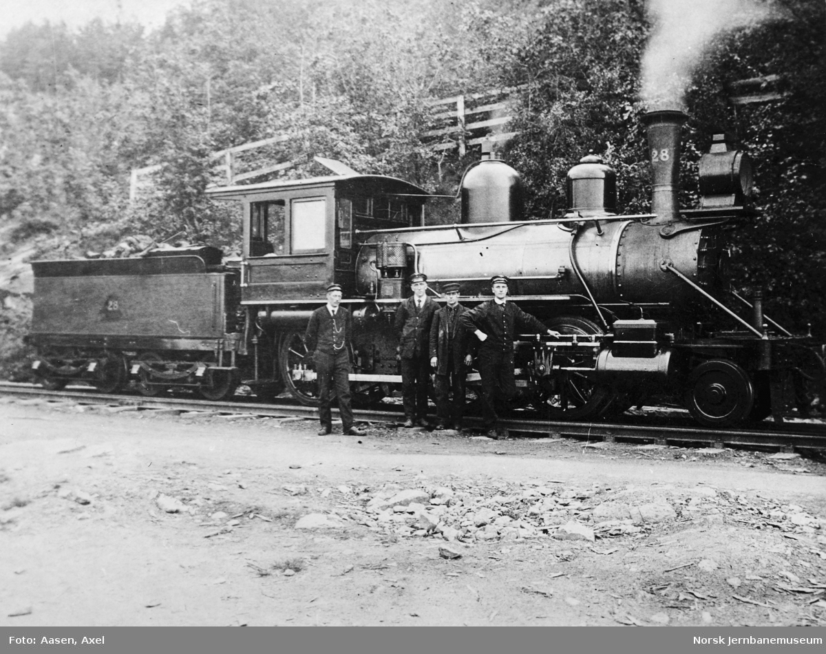 Damplokomotiv type XVIa nr. 28 med personale