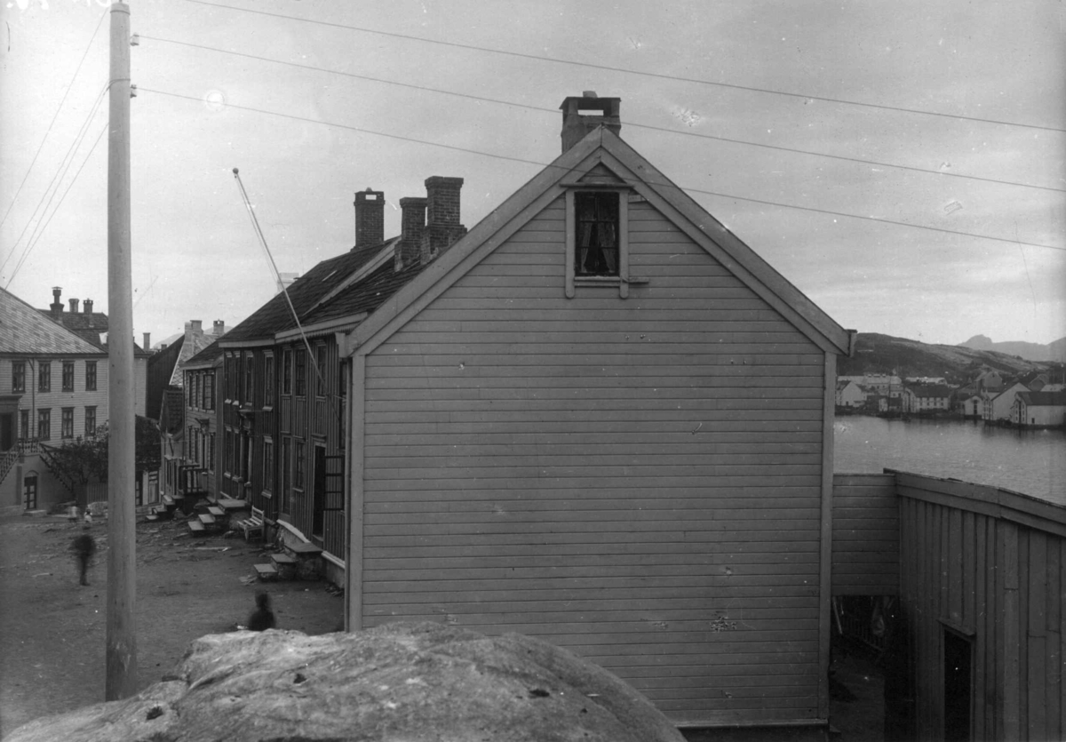 Gatebilde fra Storgata i  Kristiansund 1909. Bildet er del av panorama, jfr. NF.00693-035.

De to nærmeste husene på høyre side av veien var uberørt av brannen på Hålahaug/Hollahaug/Haalahaug (gammelt navn på denne delen av Storgata) i 1848.
Hålahaugbrannen startet i Håla og bredte seg vestover i Storgaten og tok med seg  nesten alle husene utover ”Haalahaugen”, området vestover fra "Haala".